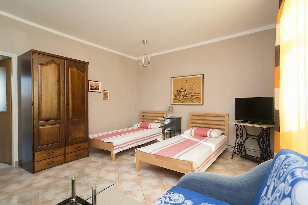 Apartments & Rooms Buoni Amici Murine 게스트하우스